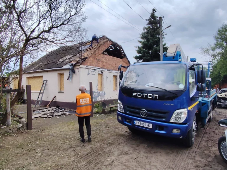 Комунальники вже там: що відбувається в Основ’янському районі після ударів