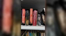 Книги, обожженные из-за удара РФ: особенную полку создали в Центральном парке