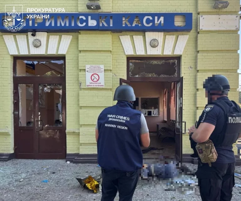 Двоє загиблих, є важкопоранені: РФ ударила по залізничній станції в Лозовій