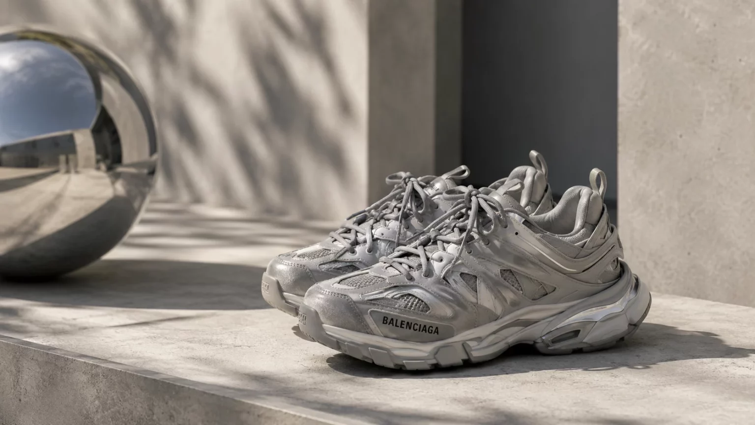 Кроссовки Balenciaga: женский взгляд на главный акцент современного гардероба