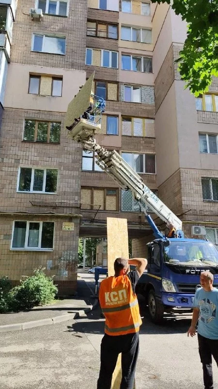 окна закрывают в Харькове после обстрелов