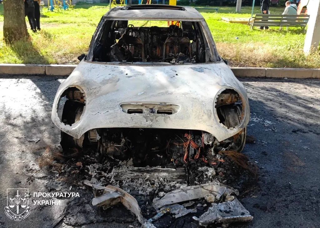 17-летняя поджигала авто в Харькове