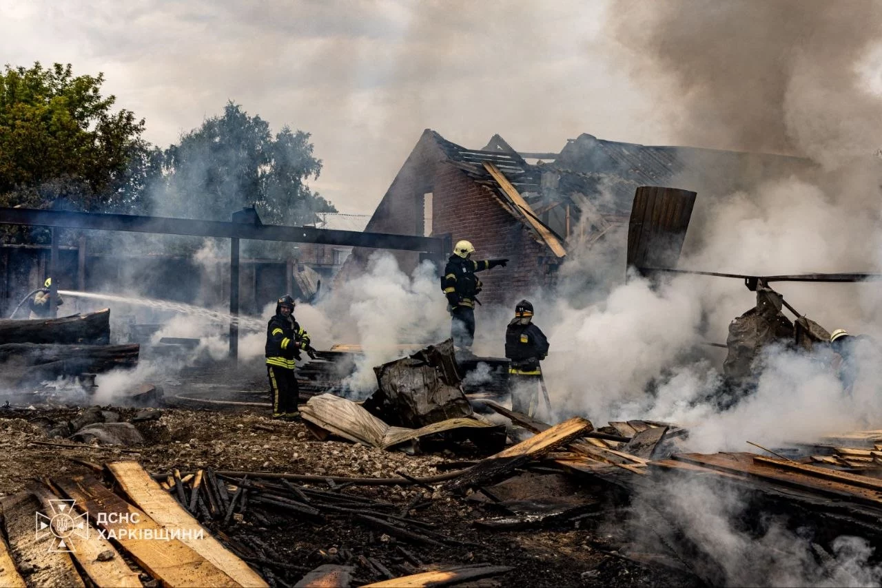 Троє постраждалих, пожежа: ворог атакував підприємство під Харковом (відео)