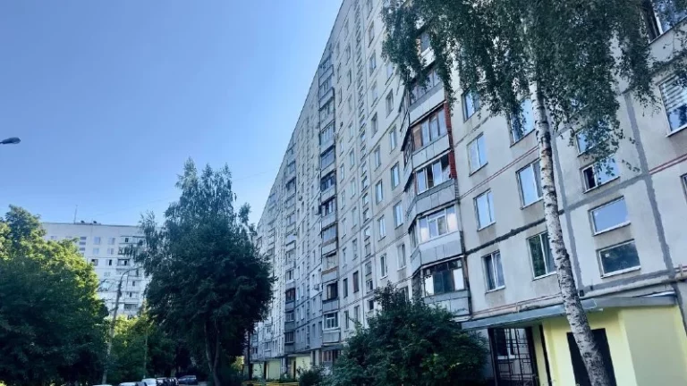 Зараз ремонтують дах: як відновлюють будинок на Салтівському шосе у Харкові