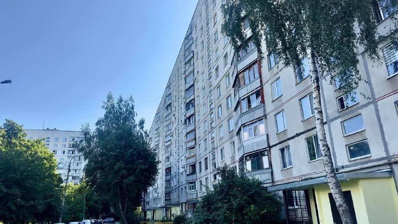 Зараз ремонтують дах: як відновлюють будинок на Салтівському шосе у Харкові