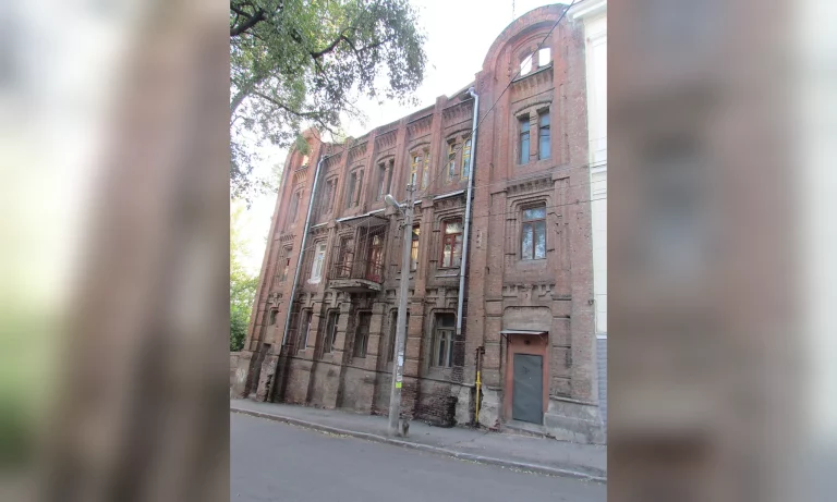 В мэрии Харькова нашли, какие отстроить старинный дом, разрушенный РФ