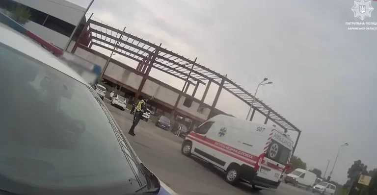 Первые минуты после удара по «Эпицентру» в Харькове показали копы (видео)