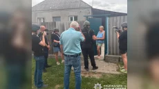 Эвакуация детей принудительная: как уговаривают жителей села под Харьковом 📹