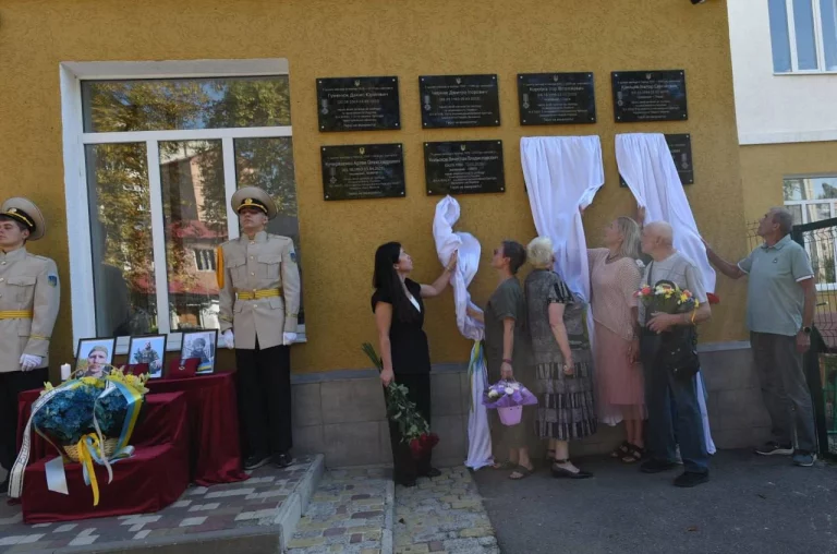 В харьковских школах открыли мемориальные доски погибшим защитникам