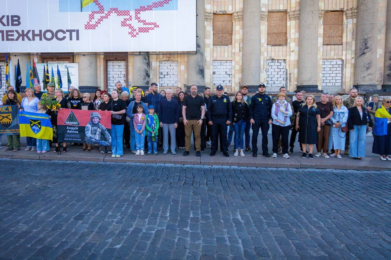 День памяти защитников: в Харькове останавливали транспорт и прошел автопробег