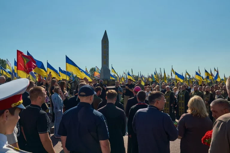 В День памяти защитников харьковчане возложили цветы на Аллее Славы (фото)