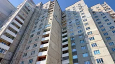 Ремонтируют дом, поврежденный при обстрелах Харькова