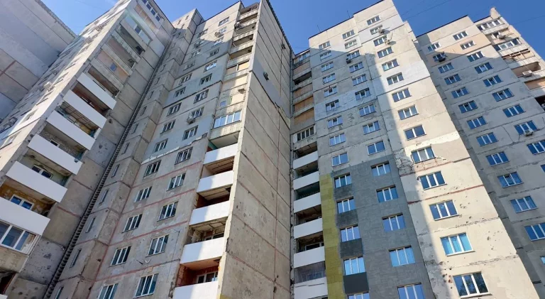 Ремонтируют дом, поврежденный при обстрелах Харькова
