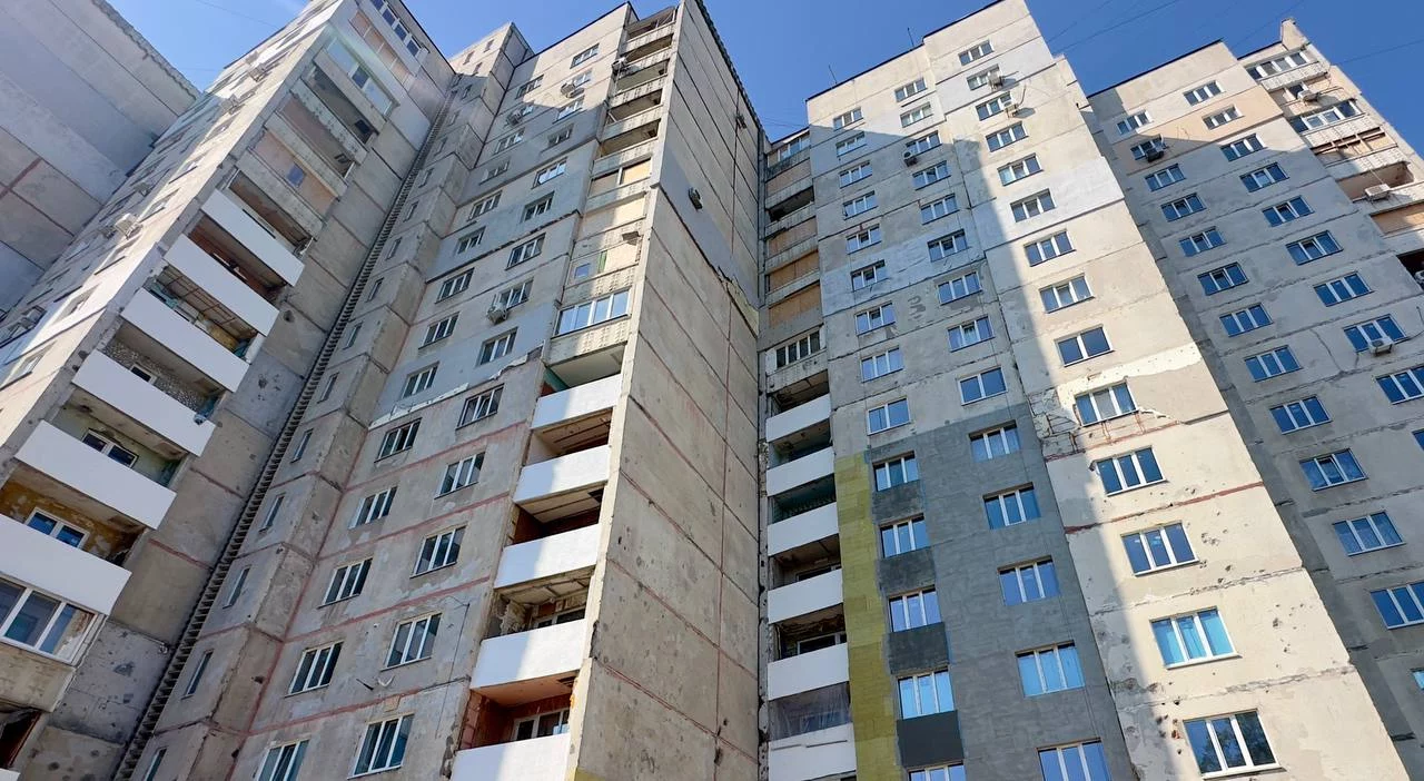 Ремонтируют дом, поврежденный при обстрелах Харькова