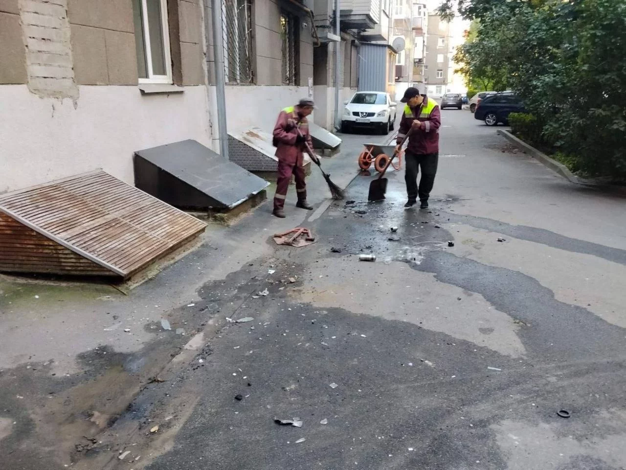 Як комунальники ліквідовували наслідки нічного обстрілу в Харкові (фото)