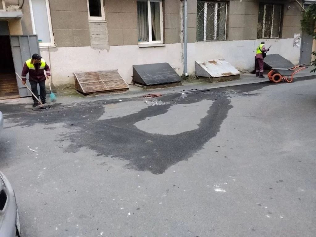 Комунальники ліквідують наслідки обстрілів у Харкові