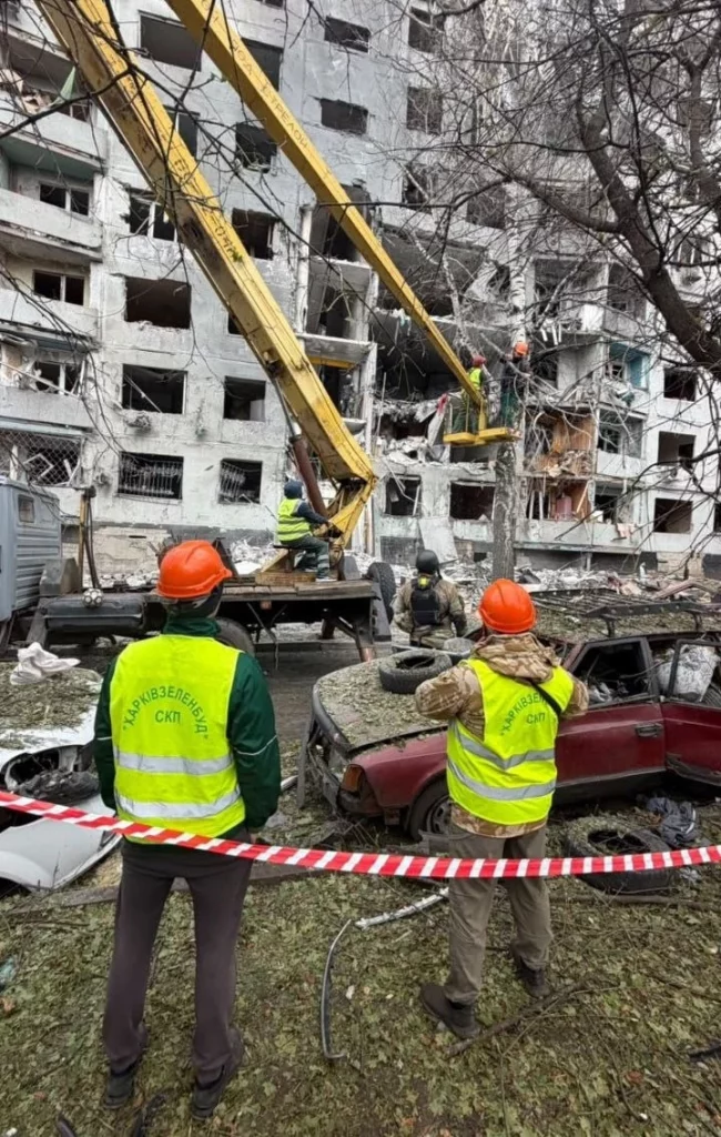 Коммунальщики ликвидируют последствия обстрелов в Харькове
