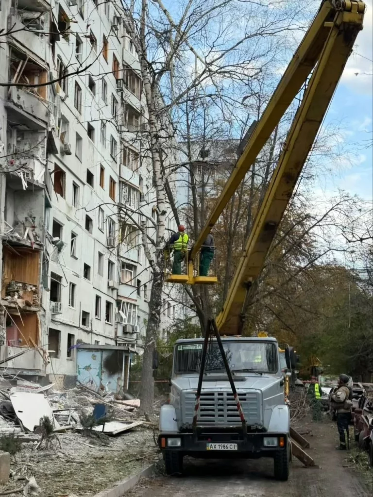 Коммунальщики ликвидируют последствия обстрелов в Харькове