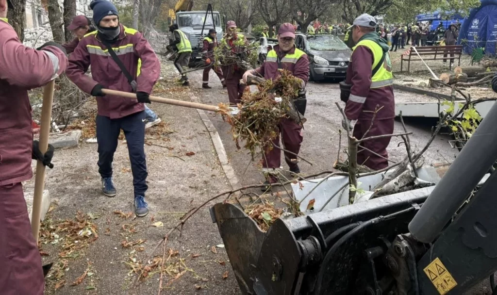 Коммунальщики ликвидируют последствия обстрелов в Харькове