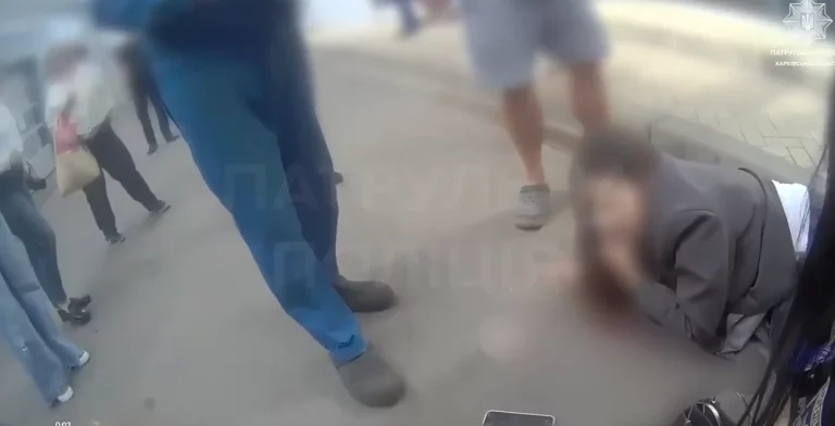 «Не могу пошевелить ногой»: как спасали женщину после удара FPV по Харькову 📹