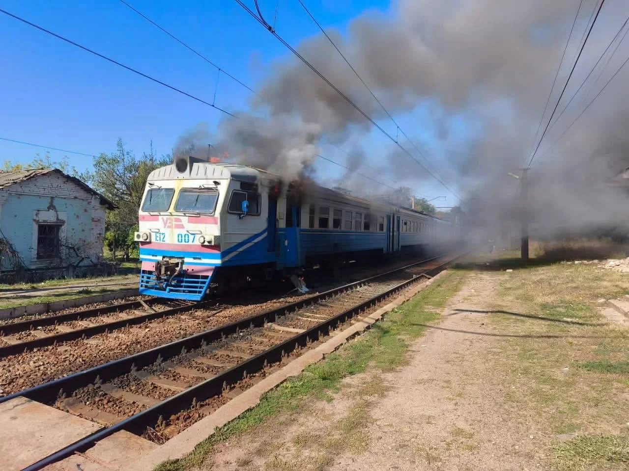 Пассажиры пострадали из-за удара по электричке на Харьковщине