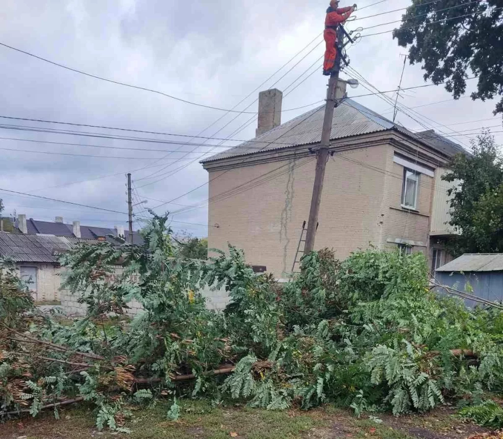 последствия урагана устраняют в Харькове