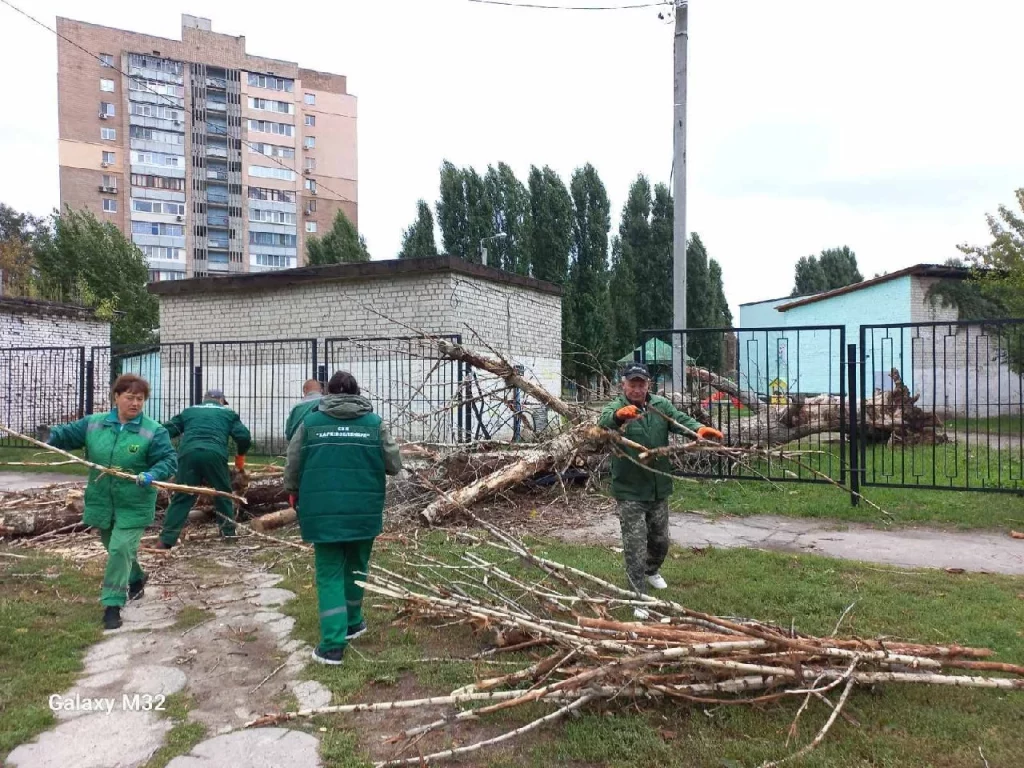 последствия урагана устраняют в Харькове