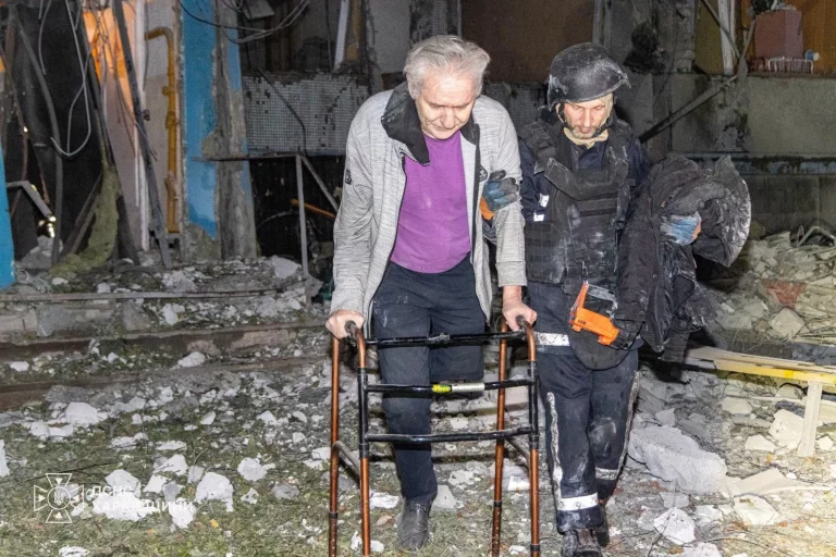 Больше трех десятков людей спасли из дома на Салтовке (фото/видео)