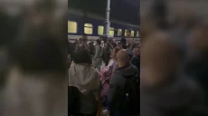 В ожидании поезда в Харькове: артисты оперетты пели прямо на платформе (видео)