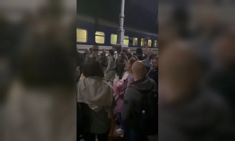 В ожидании поезда в Харькове: артисты оперетты пели прямо на платформе (видео)