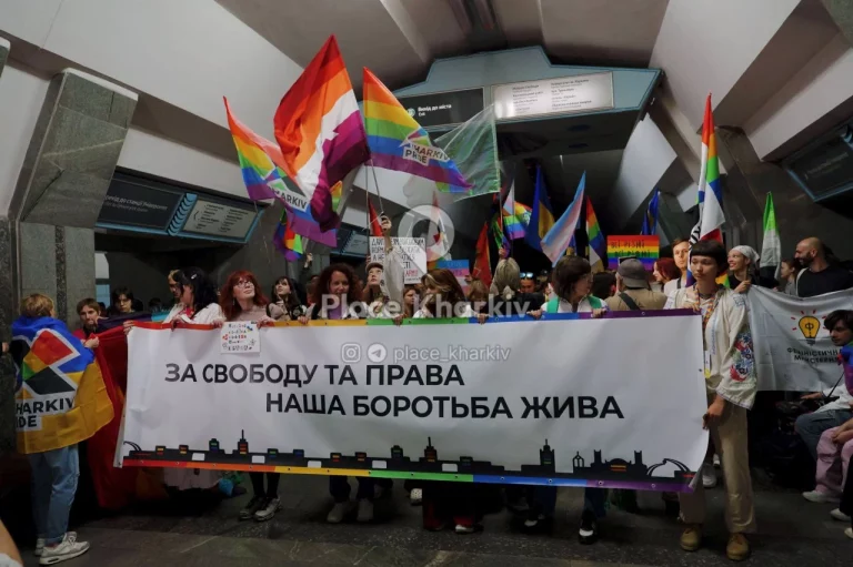 ЛГБТ-марш прошел в Харькове, «Права молодь» митинговала (фото, видео)