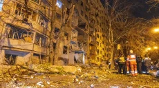 Удар по многоэтажке на Салтовке: сотрудники ГСЧС спасли пожилую женщину