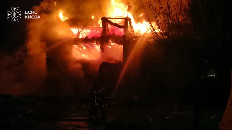 Знову важка ніч у Києві: двоє загиблих та низка пожежа (фото, відео)