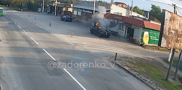 Ударил возле магазина: FPV-дрон армии РФ ударил по авто на Харьковщине (видео)