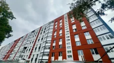 На вулиці Бучми у Харкові відновлюють будинок після “прильотів” (фото)