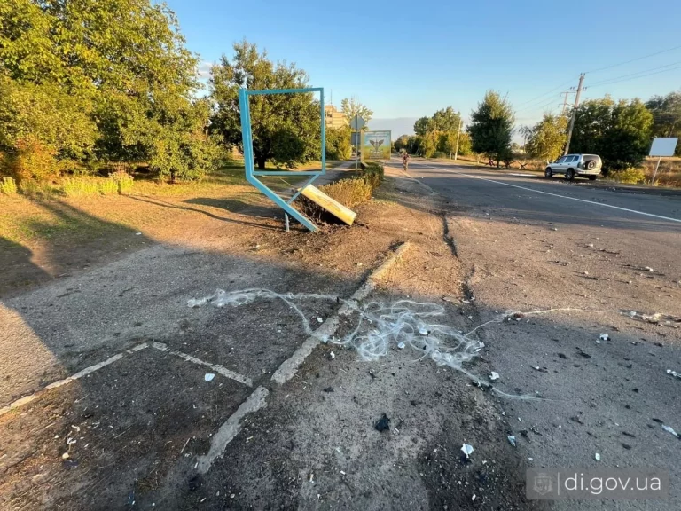 FPV-дрон на оптоволокне ударил возле остановки под Харьковом, на ней были люди