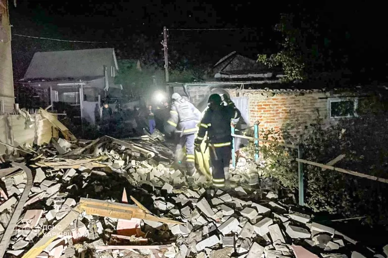 Последствия удара по Балаклее показала ГСЧС: погибли пожилые супруги
