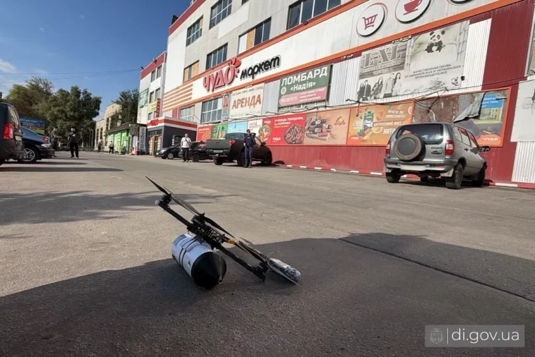 FPV на оптоволокне упал возле торгового центра в Дергачах