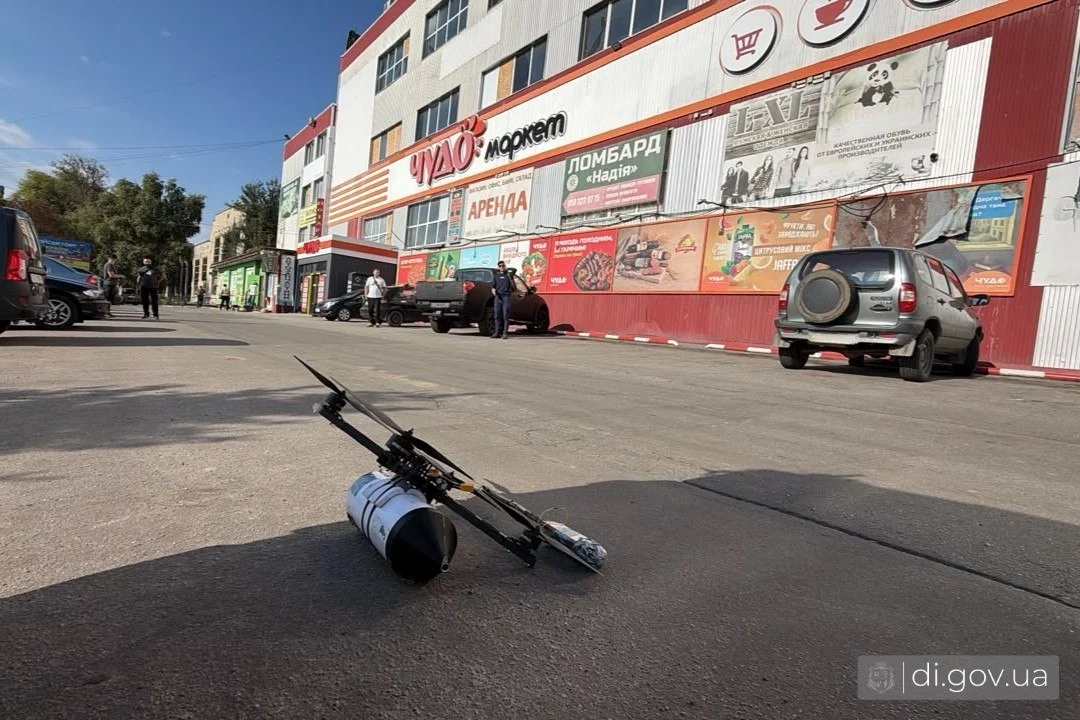 FPV на оптоволокне упал возле торгового центра в Дергачах
