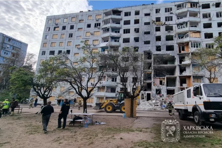 Более сотни волонтеров пришли на помощь после удара по многоэтажке в Харькове