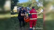 Внезапно стало плохо: полицейские на Харьковщине несли упавшего к «скорой»