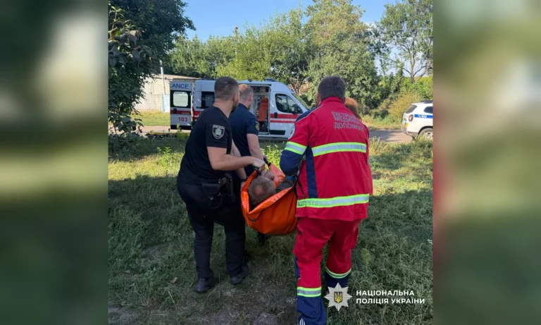 Внезапно стало плохо: полицейские на Харьковщине несли упавшего к «скорой»
