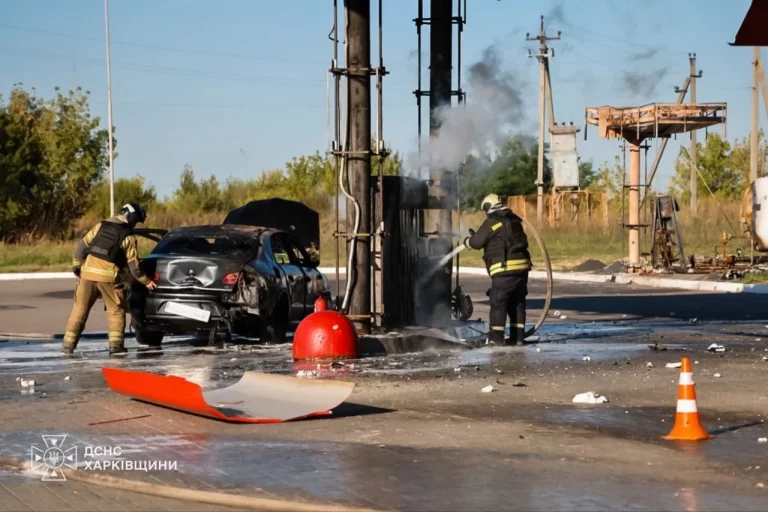 Двое раненых: последствия удара по АЗС в Харькове показала ГСЧС (фото)
