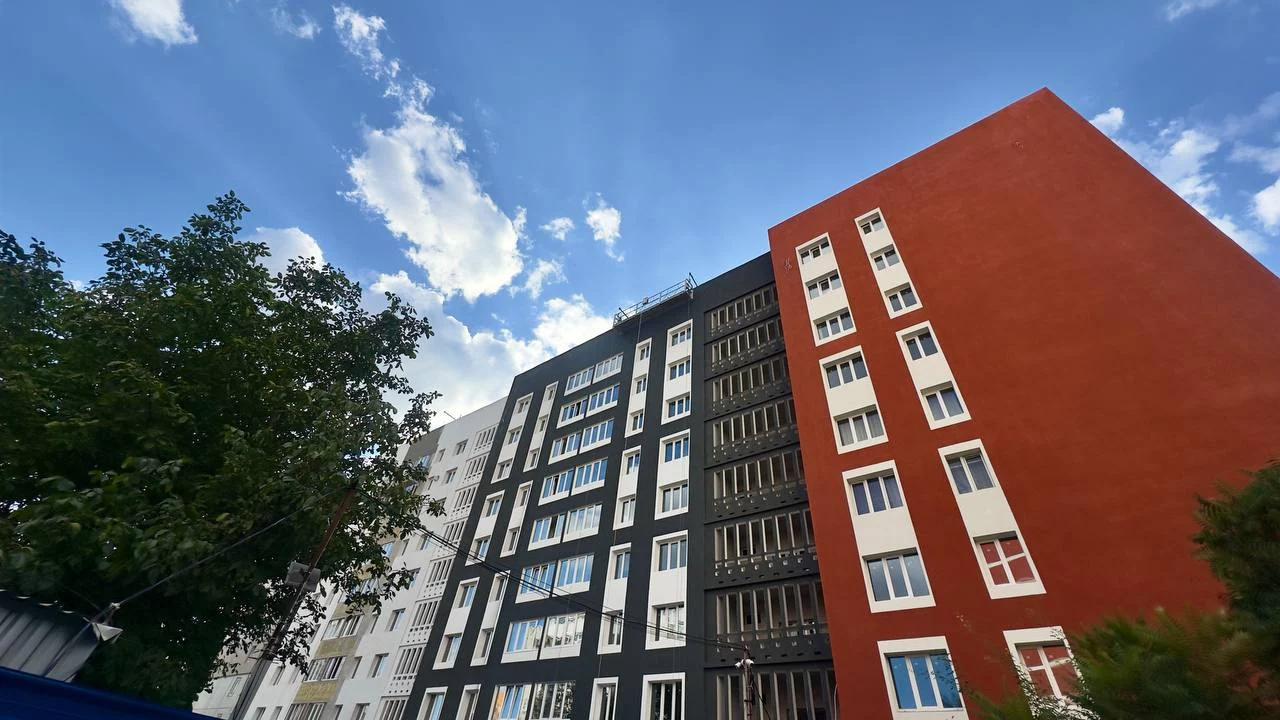 Около 60% работ по утеплению, покраске готовы: восстановление дома на Салтовке