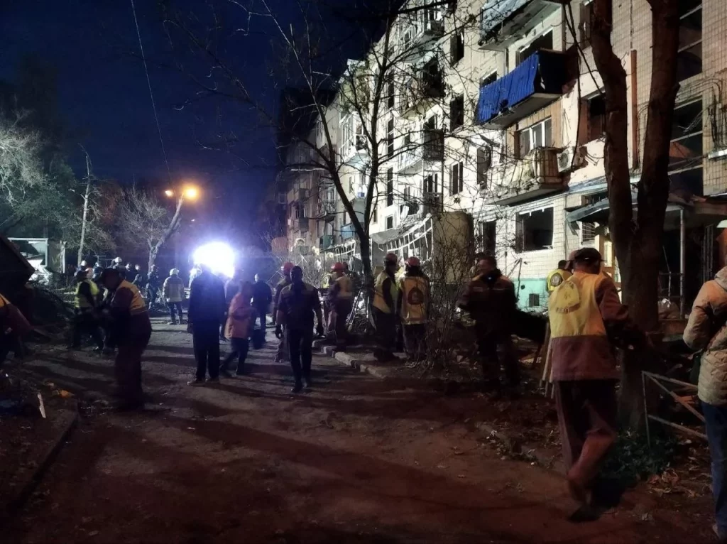 Коммунальщики убирают последствия атаки в Харькове 6 октября