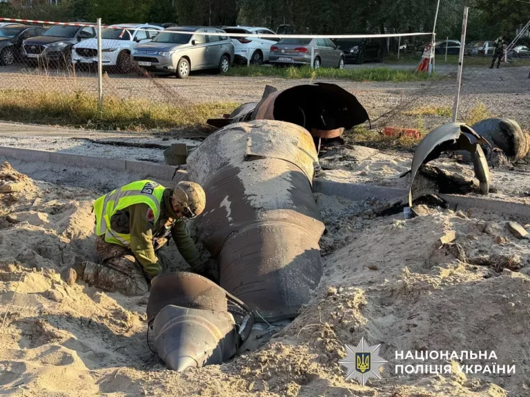 В Киеве среди домов нашли неразорвавшуюся ракету: проводится разминирование