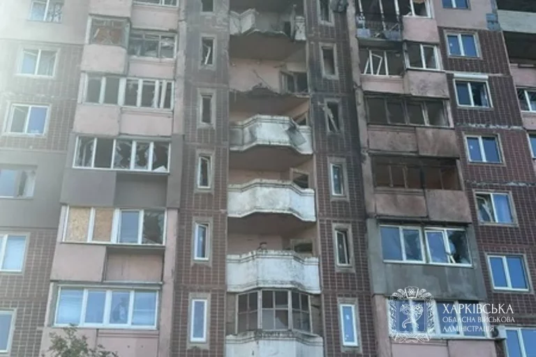 Тиждень розпочався з ударів: атакована багатоповерхівка в Харкові, постраждалі