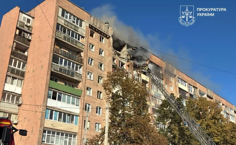 Стало известно, чем утром россияне били по домам в Харькове