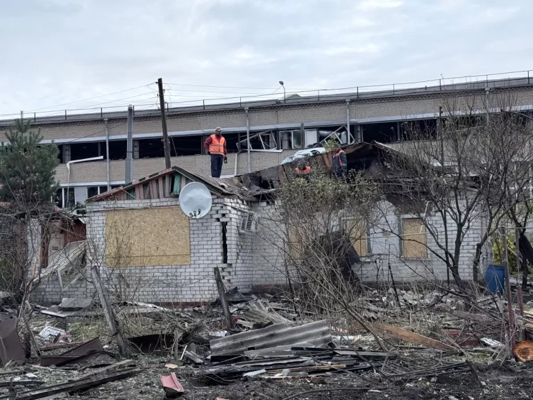 Удар по Новобаварскому району: выбитые окна уже закрыли, что с крышами