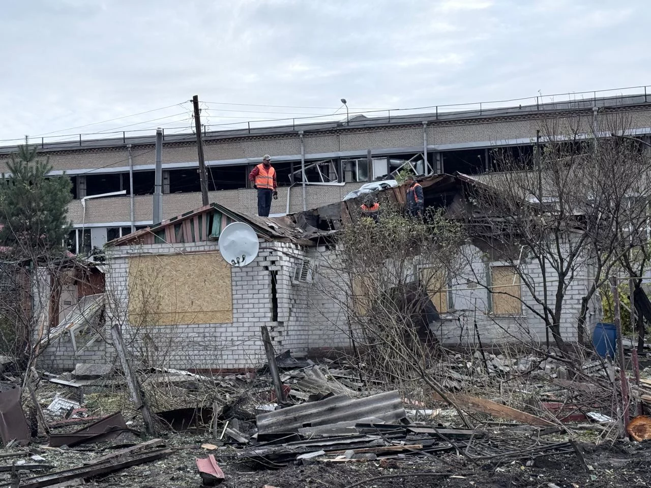 Удар по Новобаварскому району: выбитые окна уже закрыли, что с крышами